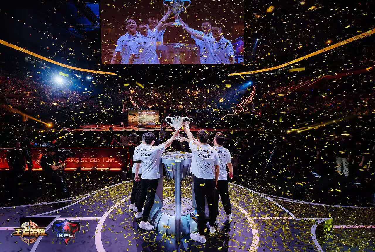 AG超玩会成都火锅狂欢：电竞高手齐聚，味蕾之旅启程